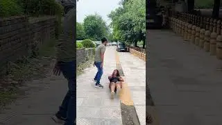 मैडम गिर गई 🤣🤣 #shorts #ytshorts #youtybeshorts