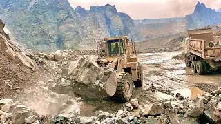 The Powerful Caterpillar 966E vs 966E Tumptruck Overloaded. Heavy machinery Loader 
