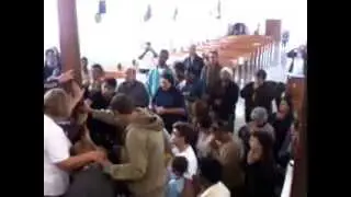 jovens orando na cruz peregrina diocese de petr&oacute;polis