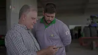 Pivô de irrigação abastecido com bombeamento de água movido a energia solar.