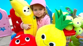 Майя играет в магазин