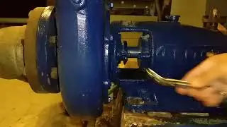Tightening a pump packing gland