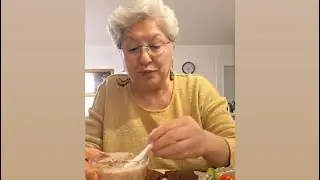صبحانه ناهارشام امروز با شما 💕 کمپوت میکس شده سیب، نون سیاه و پنیر سفید با تخم مرغ و سالاد و ...🌶🥚🍎