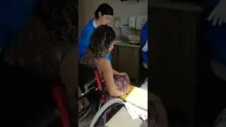Primeiro treinamento de transferência da cadeira de rodas ( abril/2017)