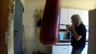 1 Minute und 48 Sekunden Boxen am Sandsack (Freie Kombis) 👍🏻💪🏻😊👊🏻🥊🐶🏡