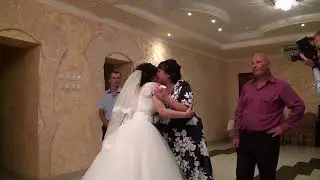 невеста читает стихи родителям на свадьбе