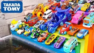 Tomica ☆ Various Mini Cars Run Down The Rainbow Slope And Jump Into The Deep Water♪