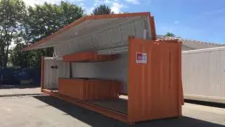 40 ft. container med hydraulisk side&aring;bning - s&aring;dan &aring;bnes den!