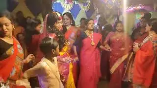 বিয়ের বাড়িতে বইয়ের অসাধারণ নাচ