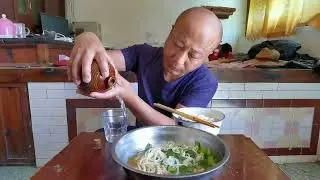 光棍男子的一顿饭，汤汤面配白酒，吃的香不香首先喝两大杯