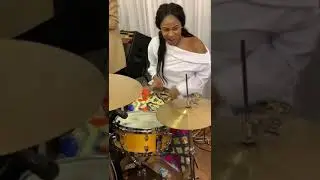 Incredible Congolese lady playing drums seben