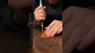 The process of creasing edge to increase its stiffness.🔥#mirgoods #leathercraft #keyholder