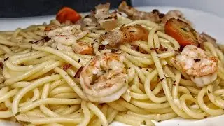 Pasta con panceta y langostinos. Spaghetti con panceta de cerdo y langostinos.