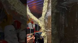Использование монтажной пены для создания гигантского реквизита для Хэллоуина в виде дерева #шорты