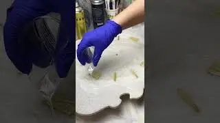 Заливаем финишный слой#часыизэпоксиднойсмолы #эпоксиднаясмола_обучение #интерьер #декор #россия