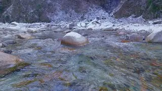 作業用｜雪景色の川に響く静かなせせらぎ ❄【4K自然音】