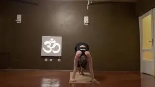 Koundinyasana B (Eka Pada Koundinyasana), Sage Koundinya&rsquo;s Pose, Ayrık Bacaklı Kol Dengeleme Pozu