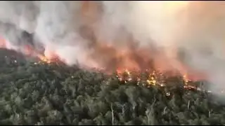 Helicopter footage of huge Australia wildfire spreading for miles