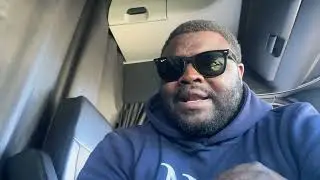 Грузовик потерял управление на обледенелом повороте в горах, прицеп съехал с дороги.