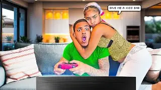 Я ЦЕПЛЯЮСЬ К СВОЕМУ ПАРНЮ, ПОКА ОН В ИГРЕ!!!*ПРОШЛО*😱🤣