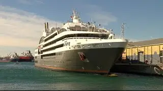 French liner, L'Austral, first to make inaugural call this season