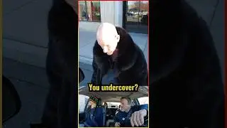 Полицейский под прикрытием пытается арестовать манекен за то, что тот показал ему средний палец