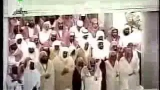 شاهدوا ما حدث لإمام الحرم المكي على الهواء مباشرة !!!!