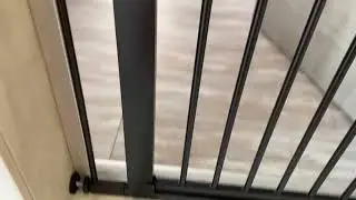 Сделать безопасной лестницу для детей с помощью ворот безопасности