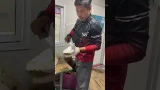 How to peel a Monthong durian.