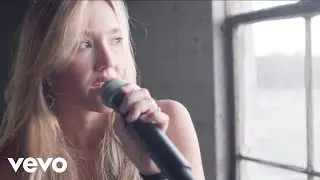 Chlo&eacute; Caroline - Saving Space (Live Acoustic)