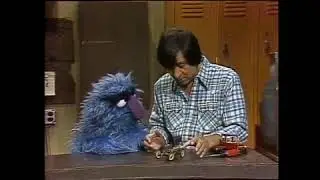 Classic Sesame Street - Luis Fixes Herry Monster's Toy Car 1978