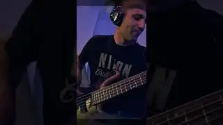 Bass player jamming on Beyonce - Crazy in Love #shorts #bass #bassist #bassplayer #bassgroove