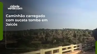 Caminh&atilde;o carregado com sucata tomba em Jaic&oacute;s