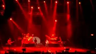 Maroon 5 - Live In Manila 2012 - Makes Me Wonder