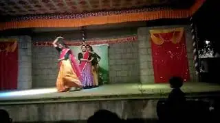 Old songs bollywood medley|best group dance performance by friends| simple retro style choreography.