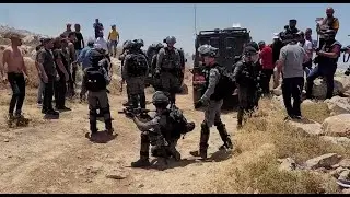 الاحتلال يعتدي على وقفة في بلدة ترقوميا بالخليل، احتجاجا على محاولة الاستيلاء على أراضي المواطنين