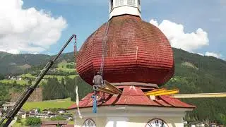 Erste Einrüstarbeiten zwischen Himmel und Erde am Kirchturm Ried im Zillertal