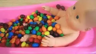Baby Doll Bath Time In M&M's  купаем и играем с пупсиком в конфетках M&M