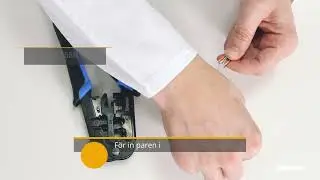 Anslutning av en RJ45-kontakt (hane) med en parguide, tillsammans med ett krimpningsverktyg.