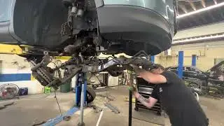 Снятие двигателя и трансмиссии Mazda CX-9 2010 года
