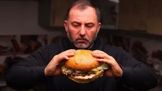 Сочный домашний бургер с огромной котлетой.