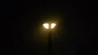 Rain on a lamppost - To relax or rest - ASMR