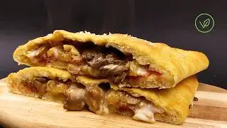 Pizza imbottita vegana stile Bonci con mozzarella, patate, funghi e speck
