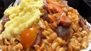 Hoje eu vou comer macarrão com linguiça toscana e purê de batata ￼
