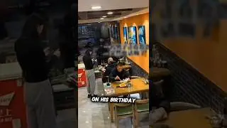 Этот мужчина празднует свой день рождения в одиночестве.