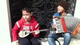 Gypsy Kings - Greek Gypsy kids playing Prigipesa (Greek music)