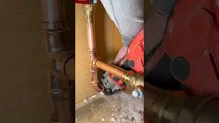 pressing some 1&rdquo; copper fittings #plumber #plumbing #copper #repair #filter #diy