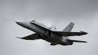 Финский F/A-18 демонстрирует паровые манёвры на RIAT 2025