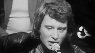Johnny chante 