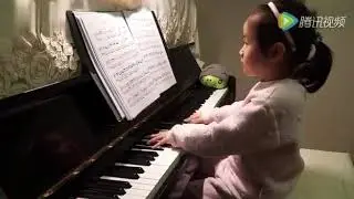 Menininha tocando piano - Crian&ccedil;a prod&iacute;gio
